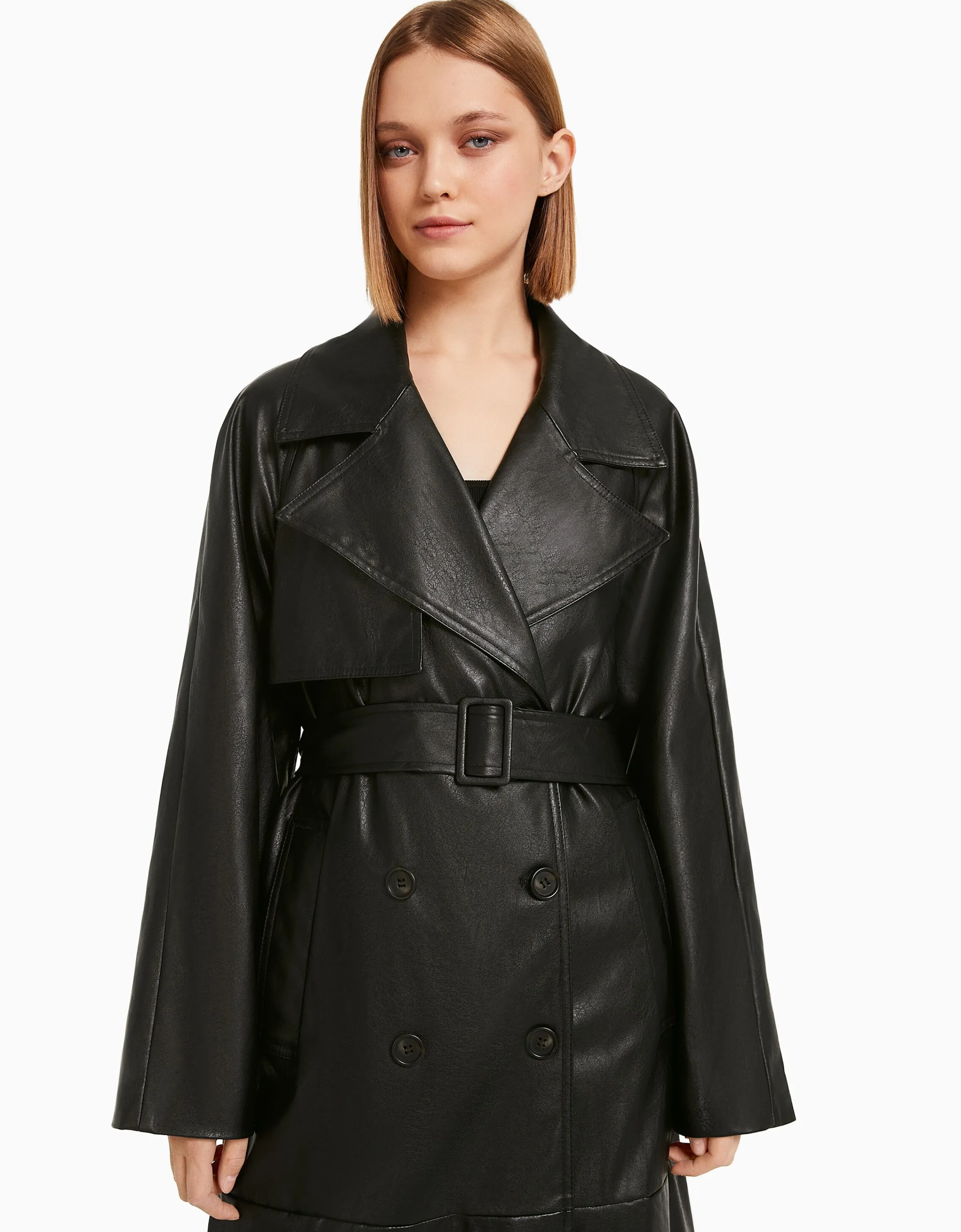 BERSHKA Abrigo trench efecto piel Negro Hot