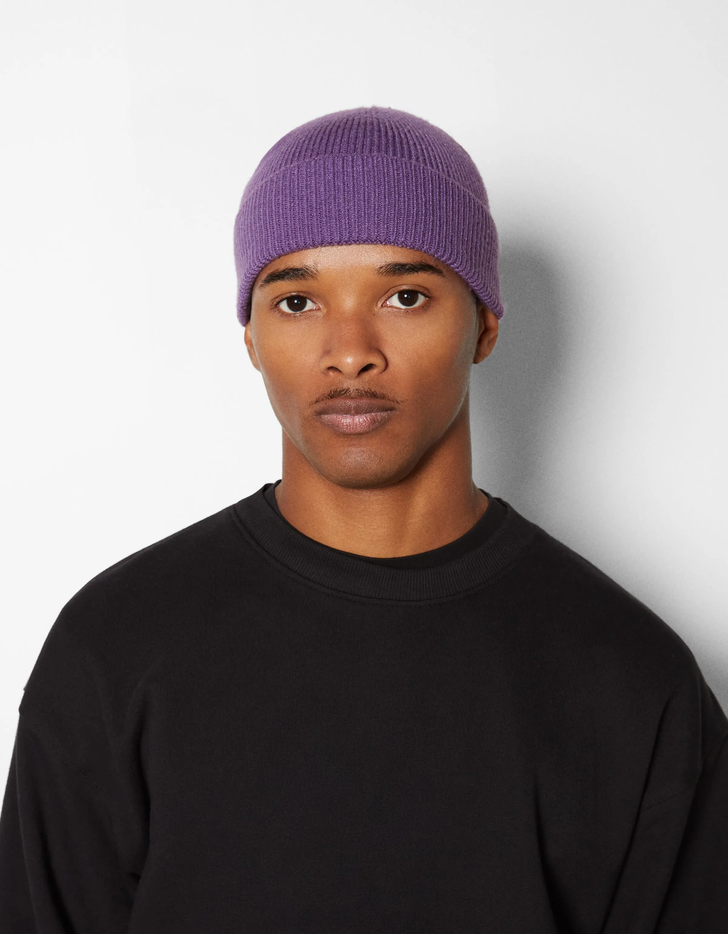 BERSHKA Beanie corto Morado Hot