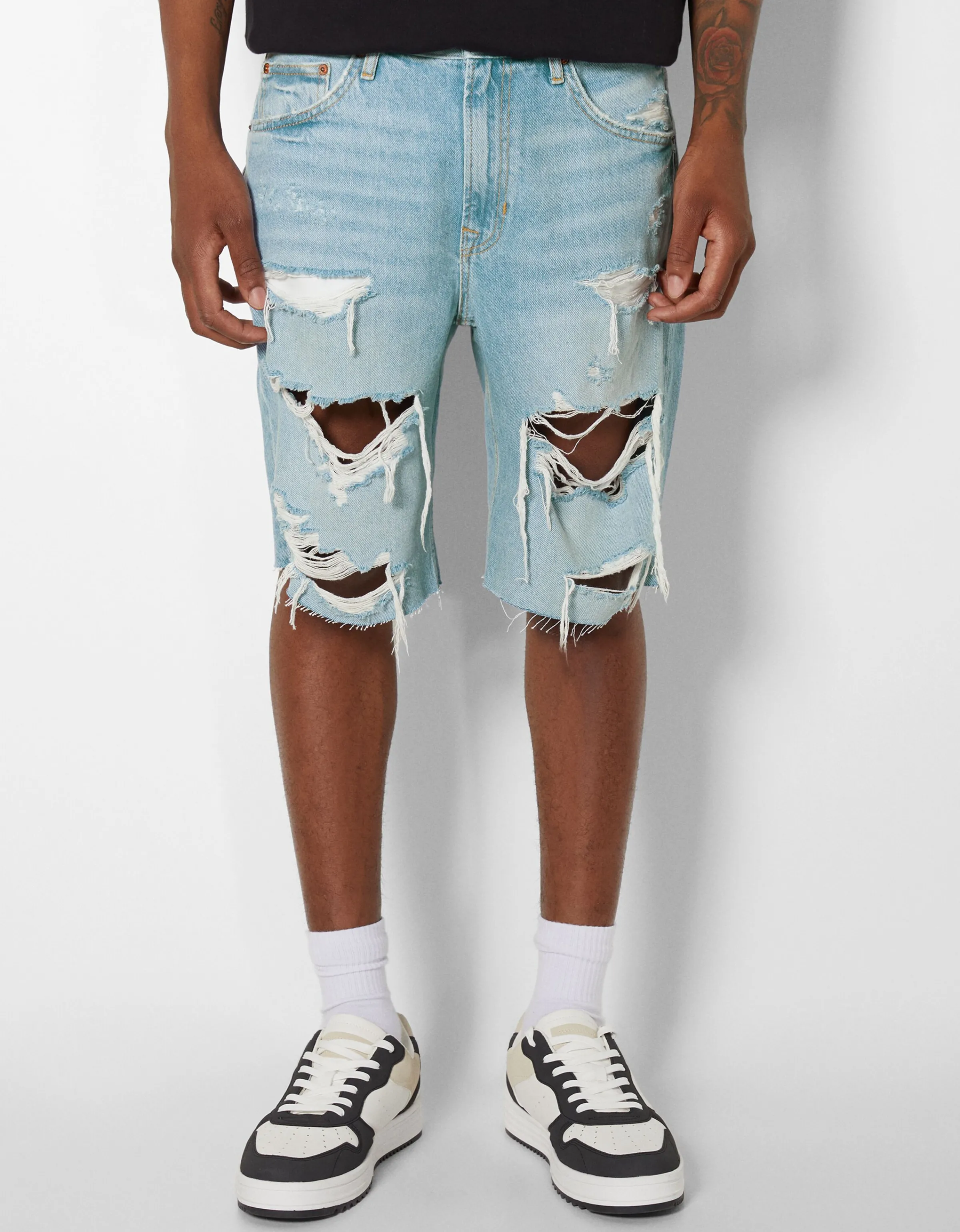 BERSHKA Bermuda denim rotos Azul claro Store