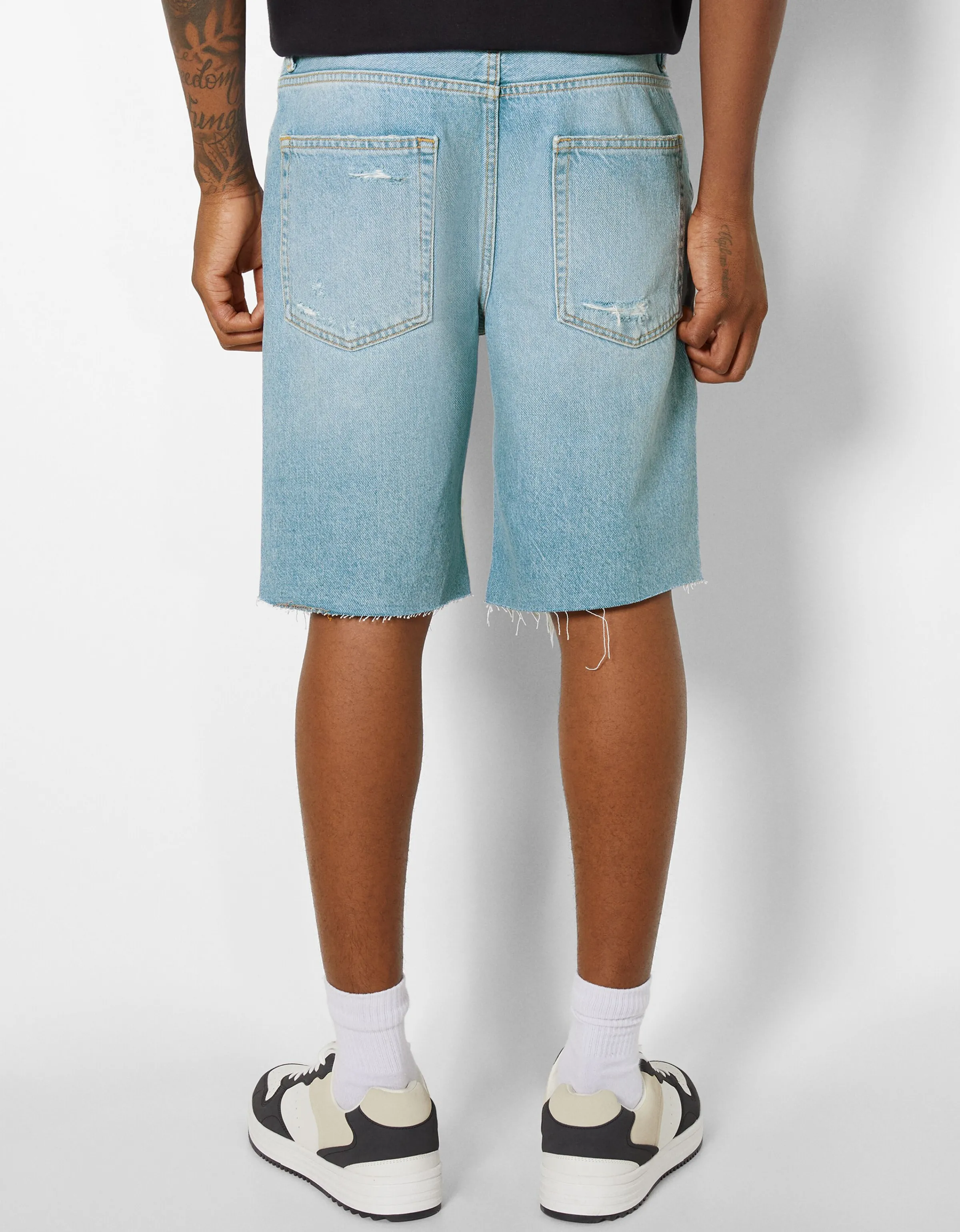 BERSHKA Bermuda denim rotos Azul claro Store
