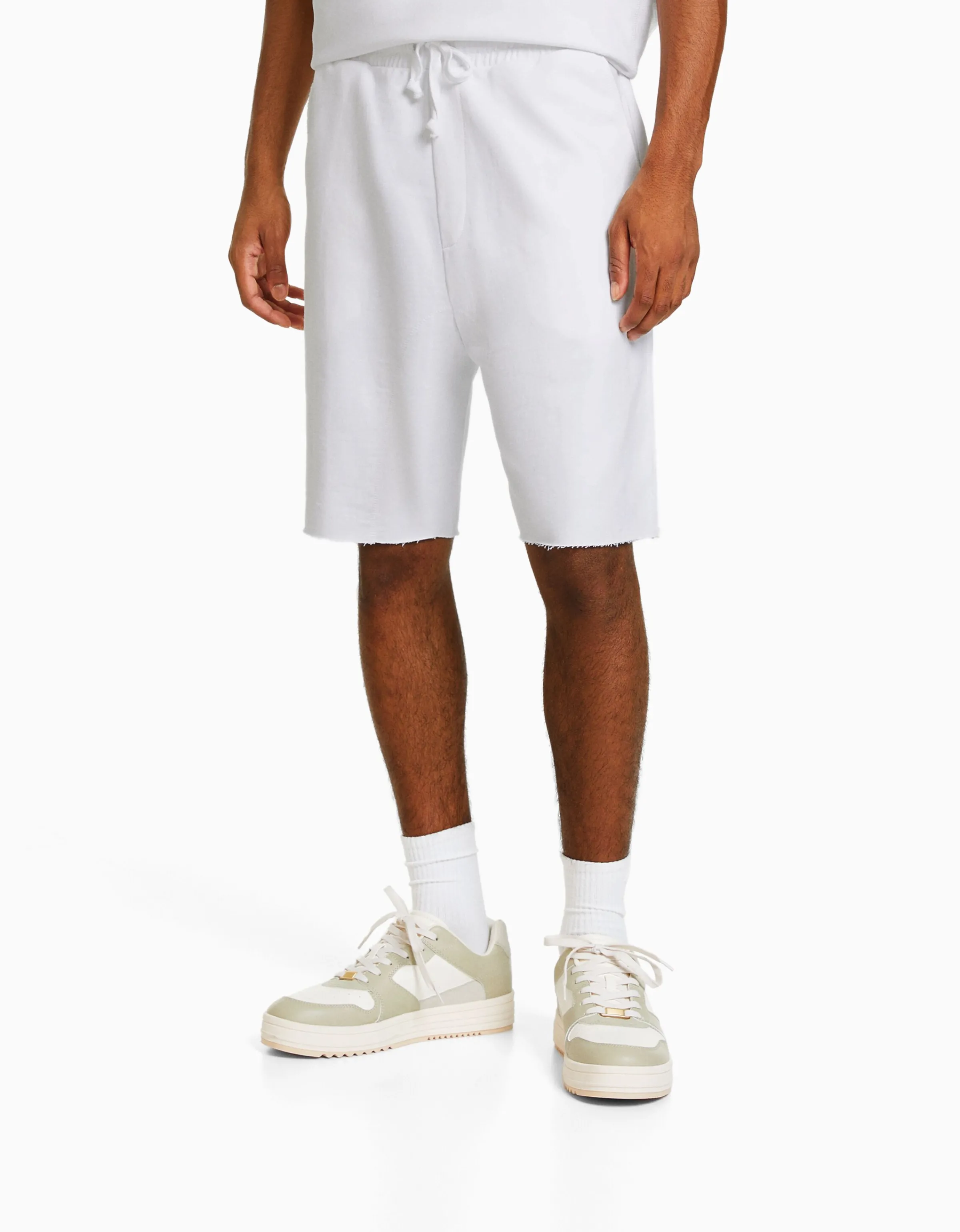 BERSHKA Bermuda felpa efecto lavado Blanco Store