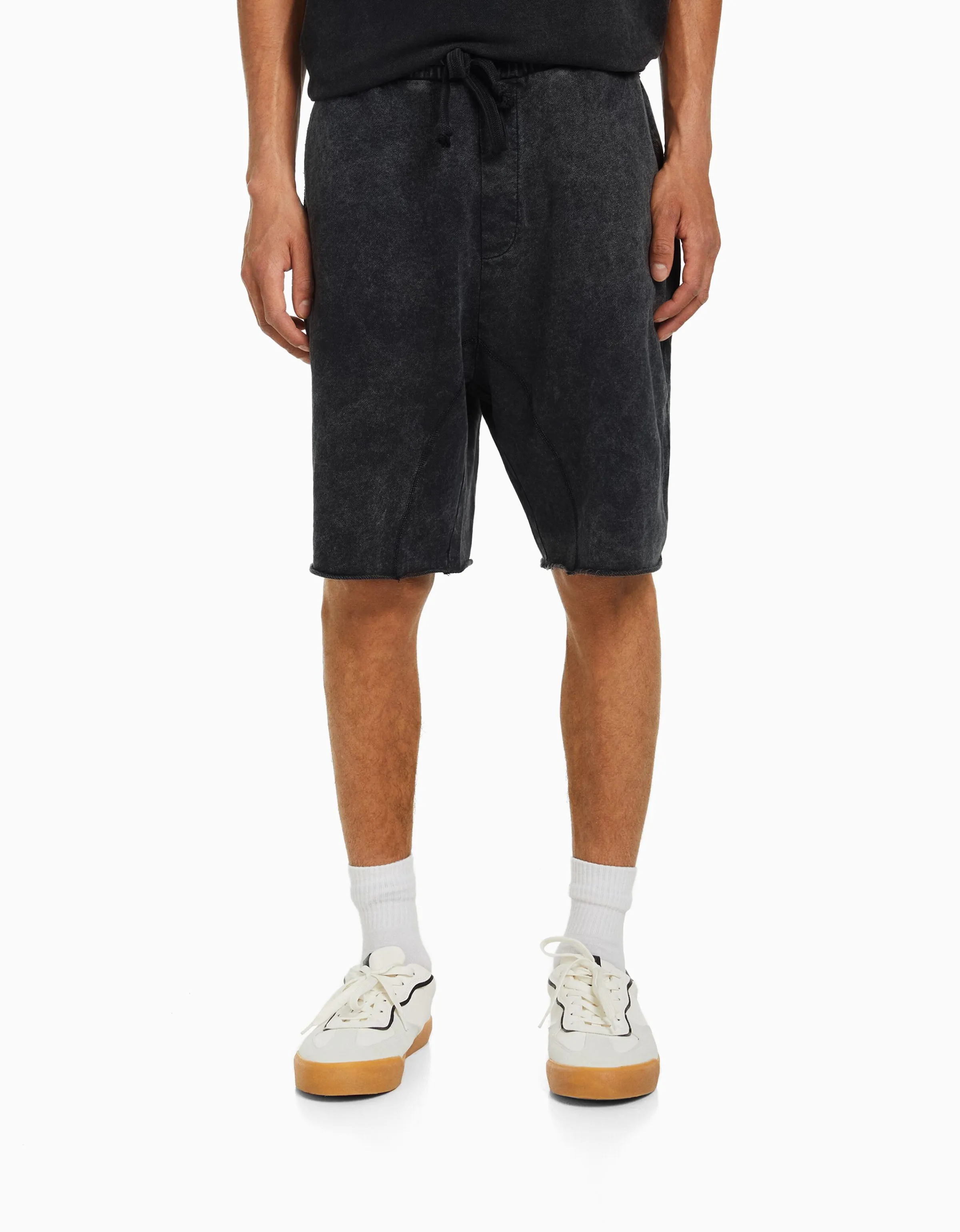 BERSHKA Bermuda felpa efecto lavado Blanco Discount