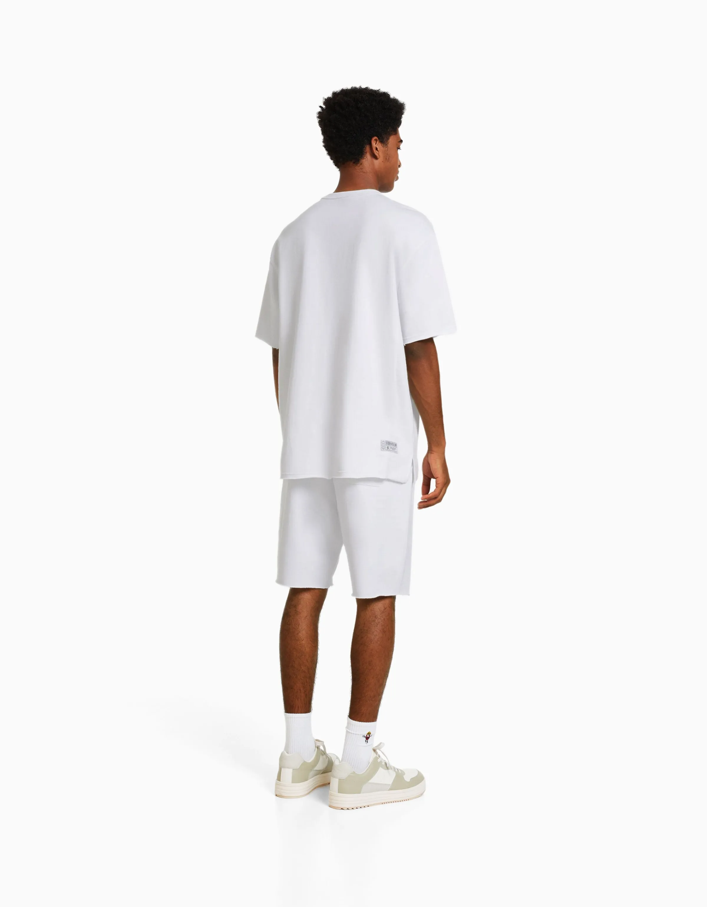 BERSHKA Bermuda felpa efecto lavado Blanco Store