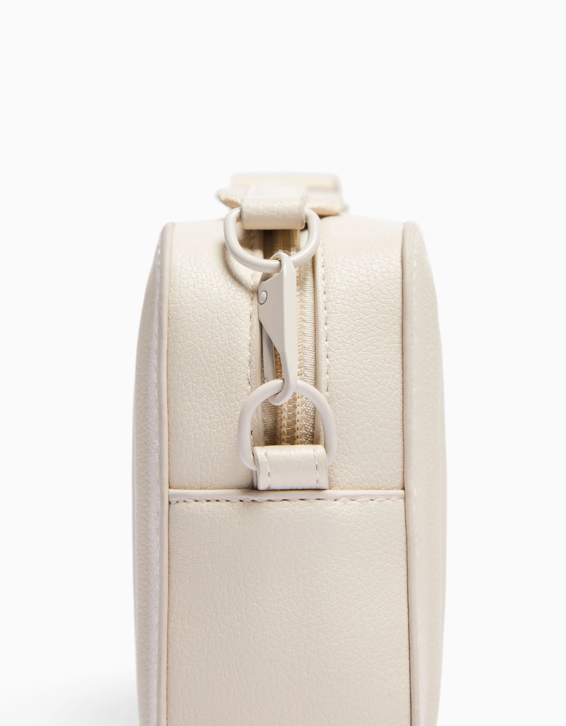 BERSHKA Bolso crossbody efecto piel Crudo New
