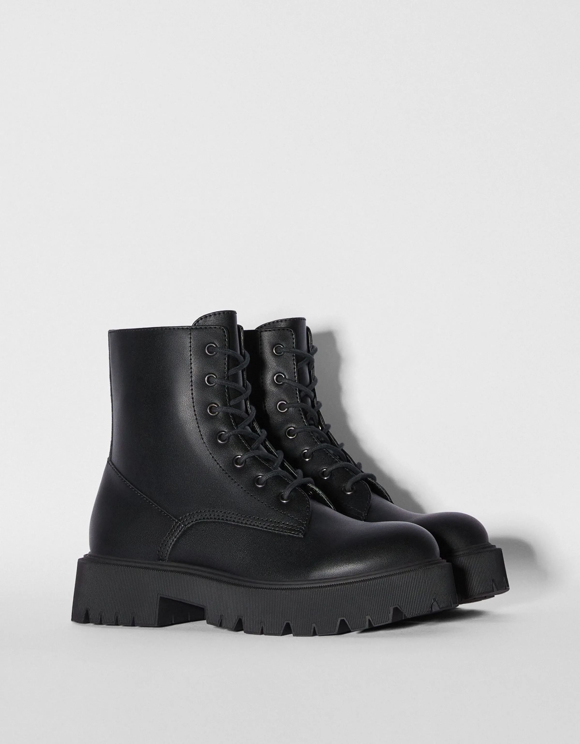BERSHKA Botines planos acordonados Negro Shop