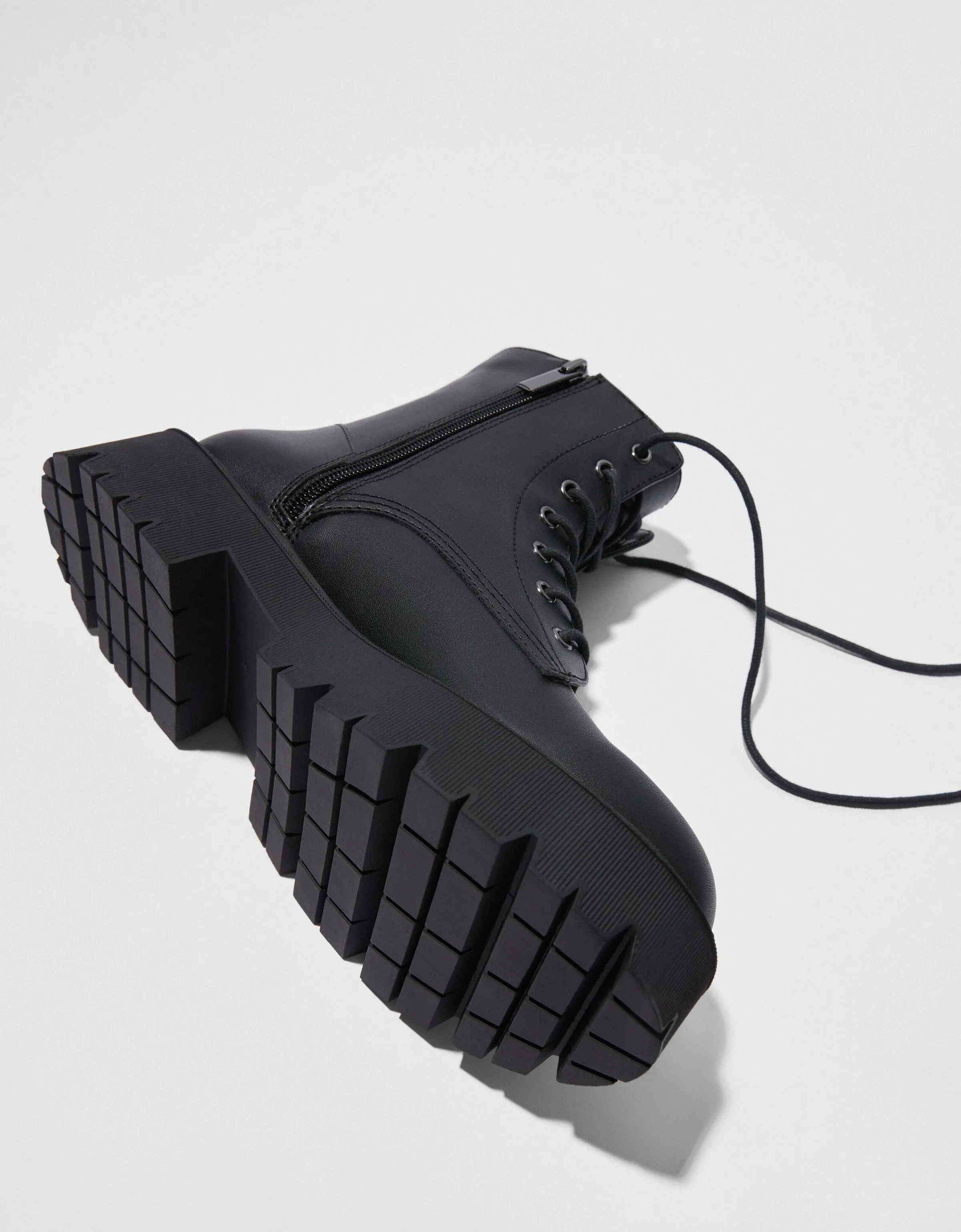 BERSHKA Botines planos acordonados Negro Shop