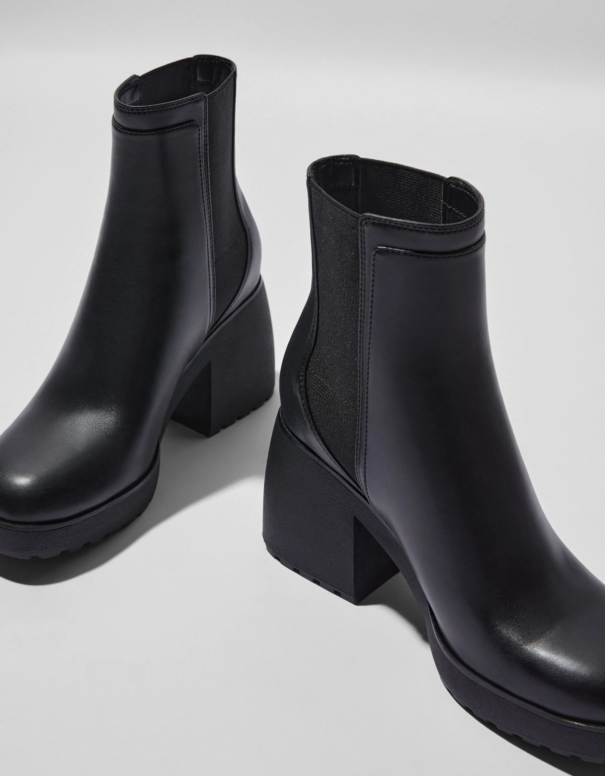BERSHKA Botines tacón ancho con elásticos Negro New