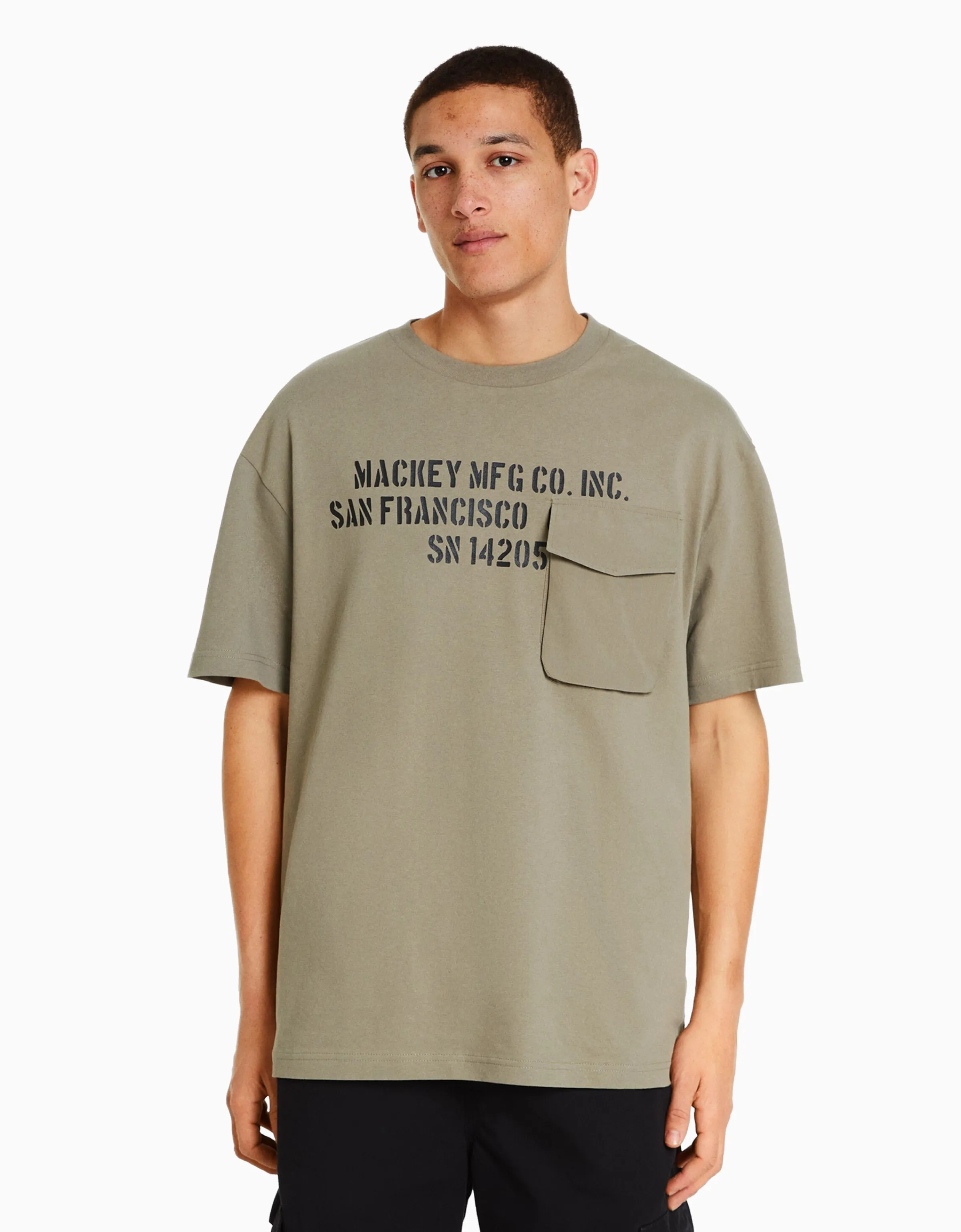 BERSHKA Camiseta manga corta boxy fit bolsillo print Kaki Fashion
