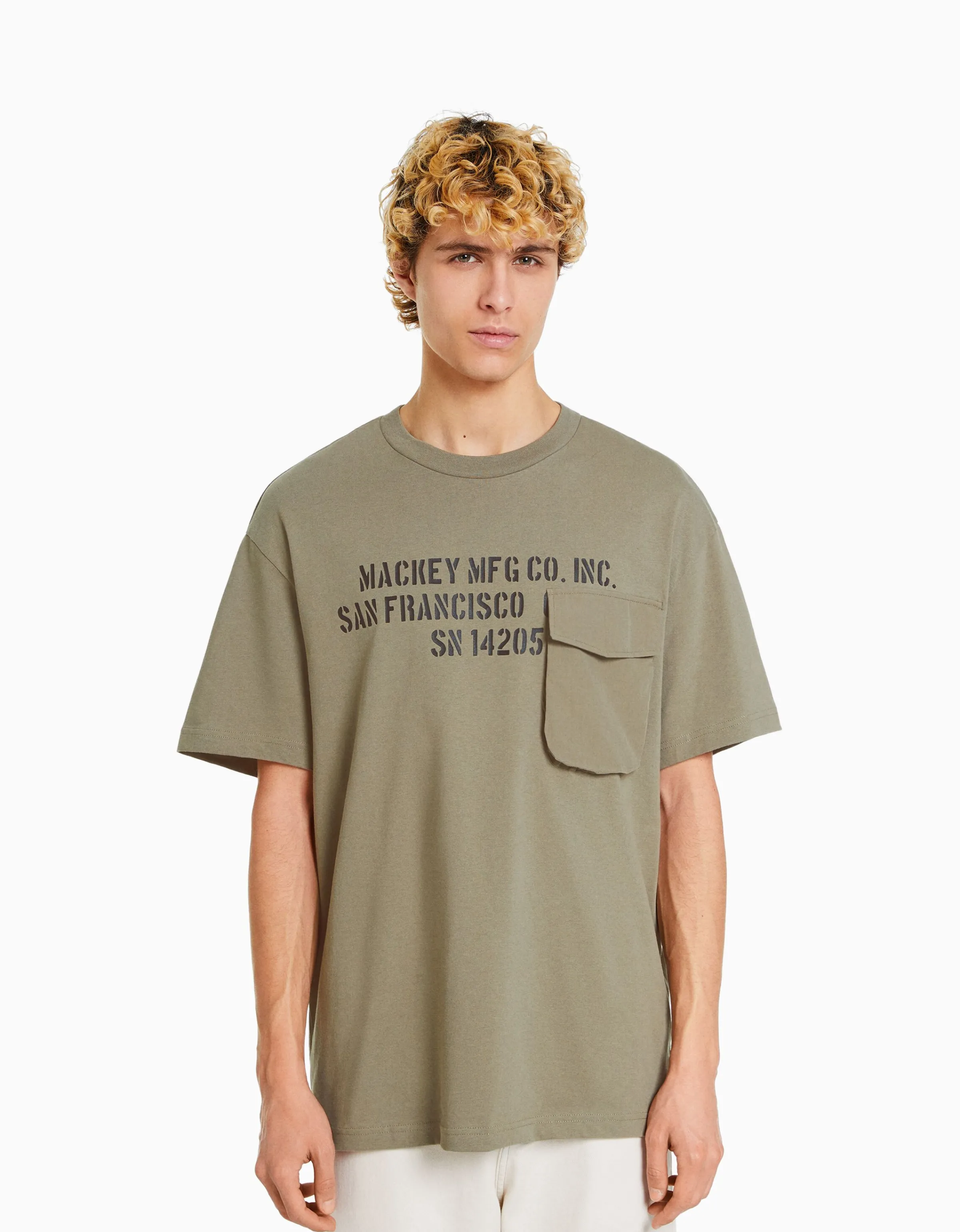 BERSHKA Camiseta manga corta boxy fit bolsillo print Kaki New