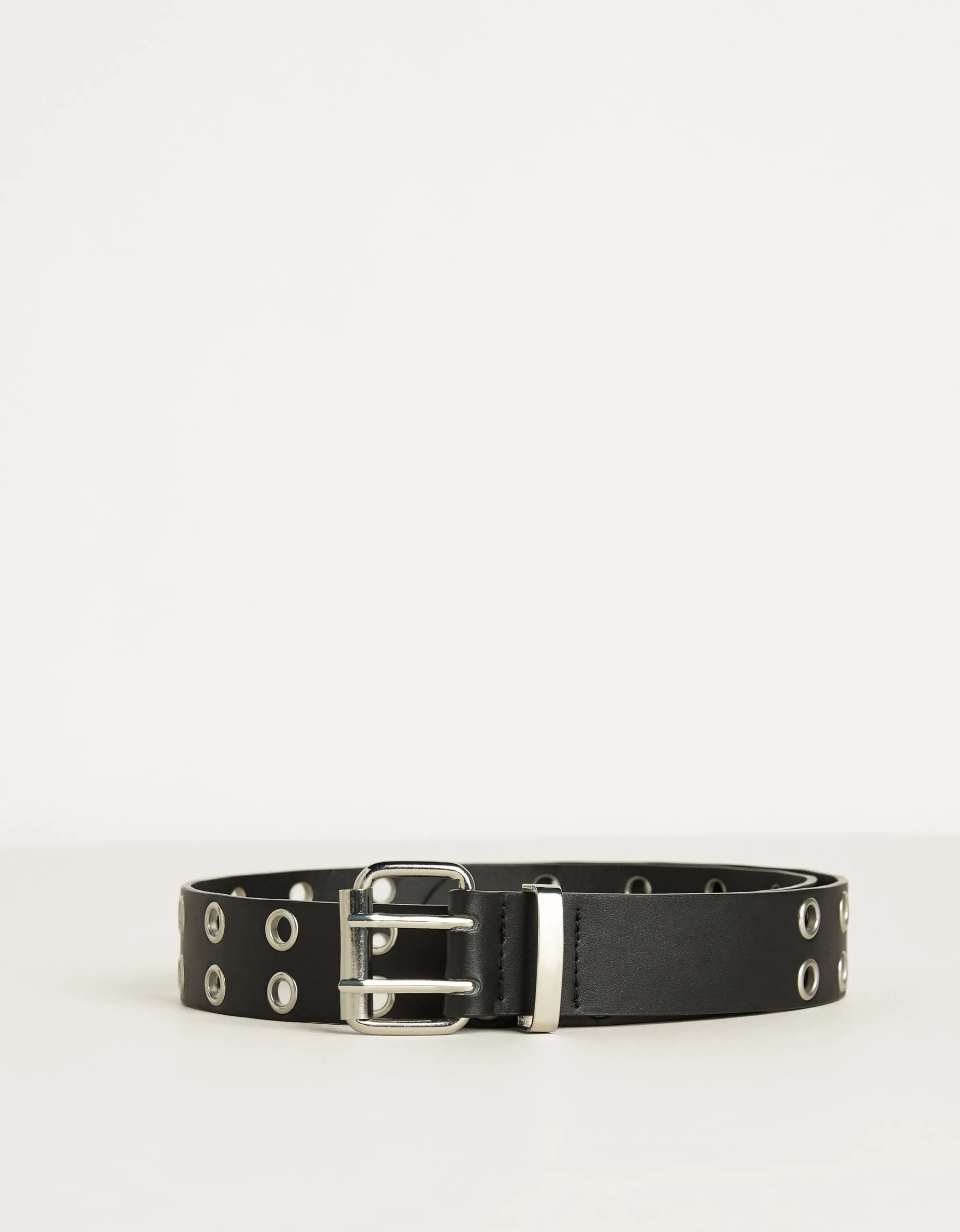 BERSHKA Cinturón con eyelets metálicos Negro Fashion