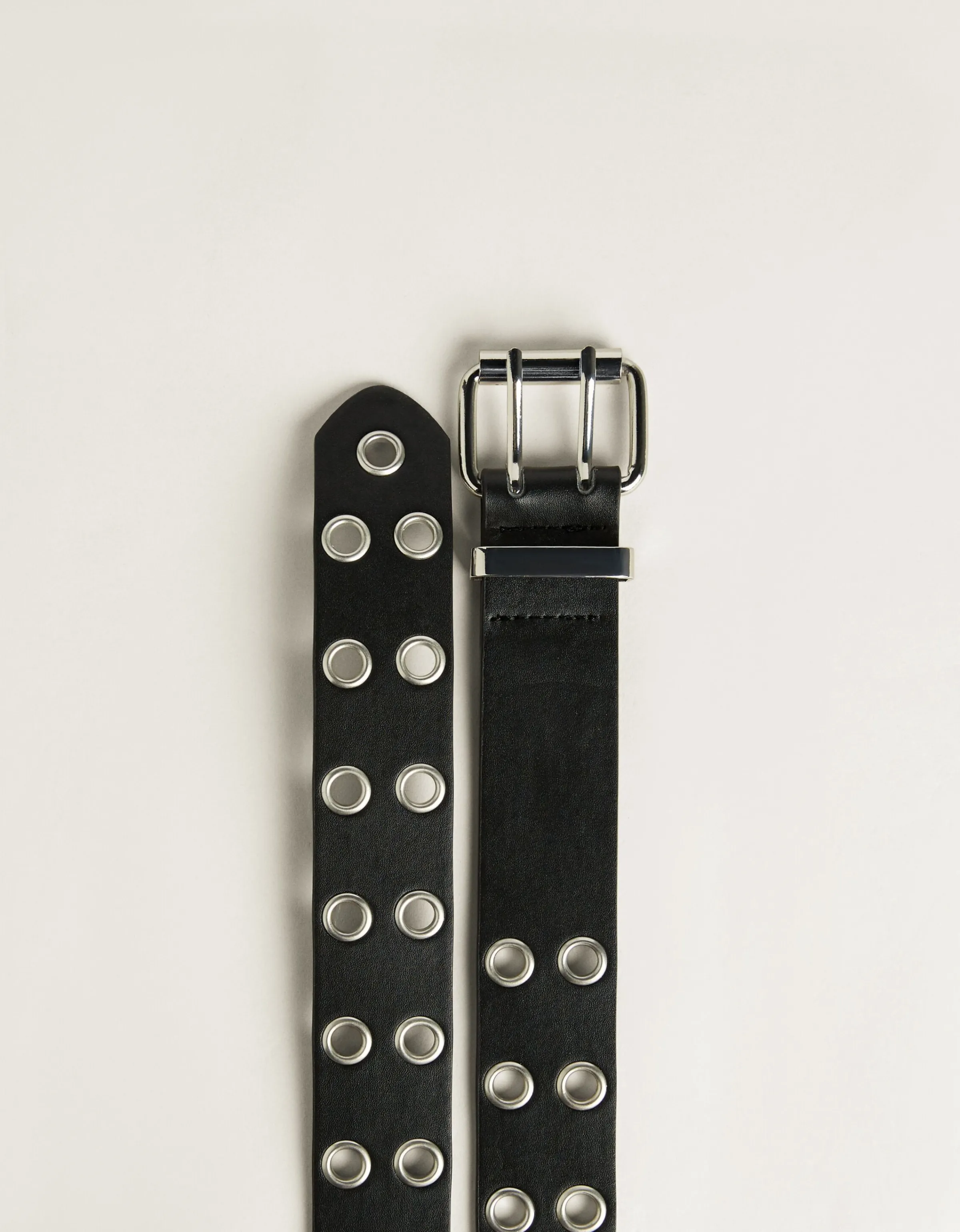 BERSHKA Cinturón con eyelets metálicos Negro Fashion