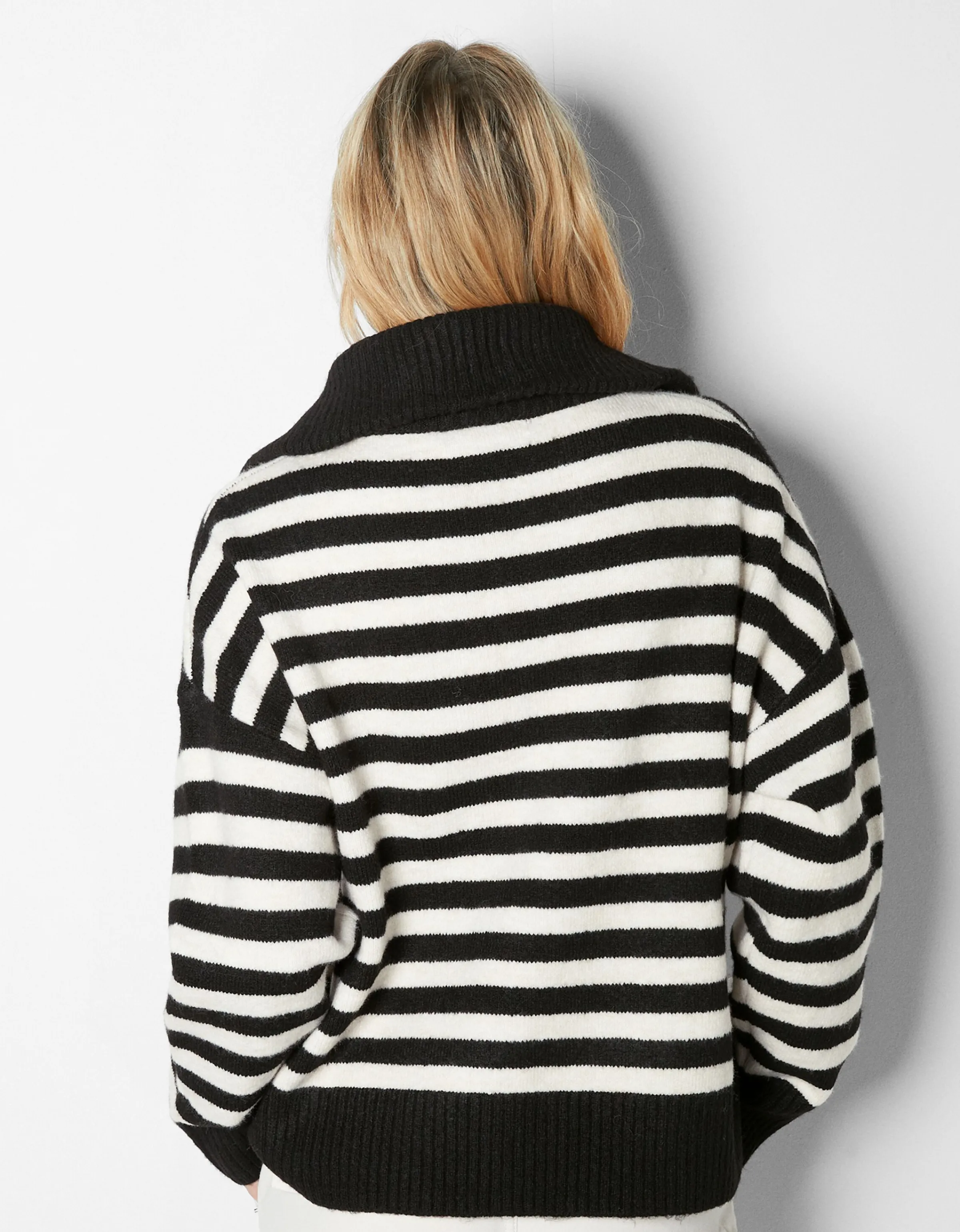 BERSHKA Jersey cuello alto cremallera Gris Online