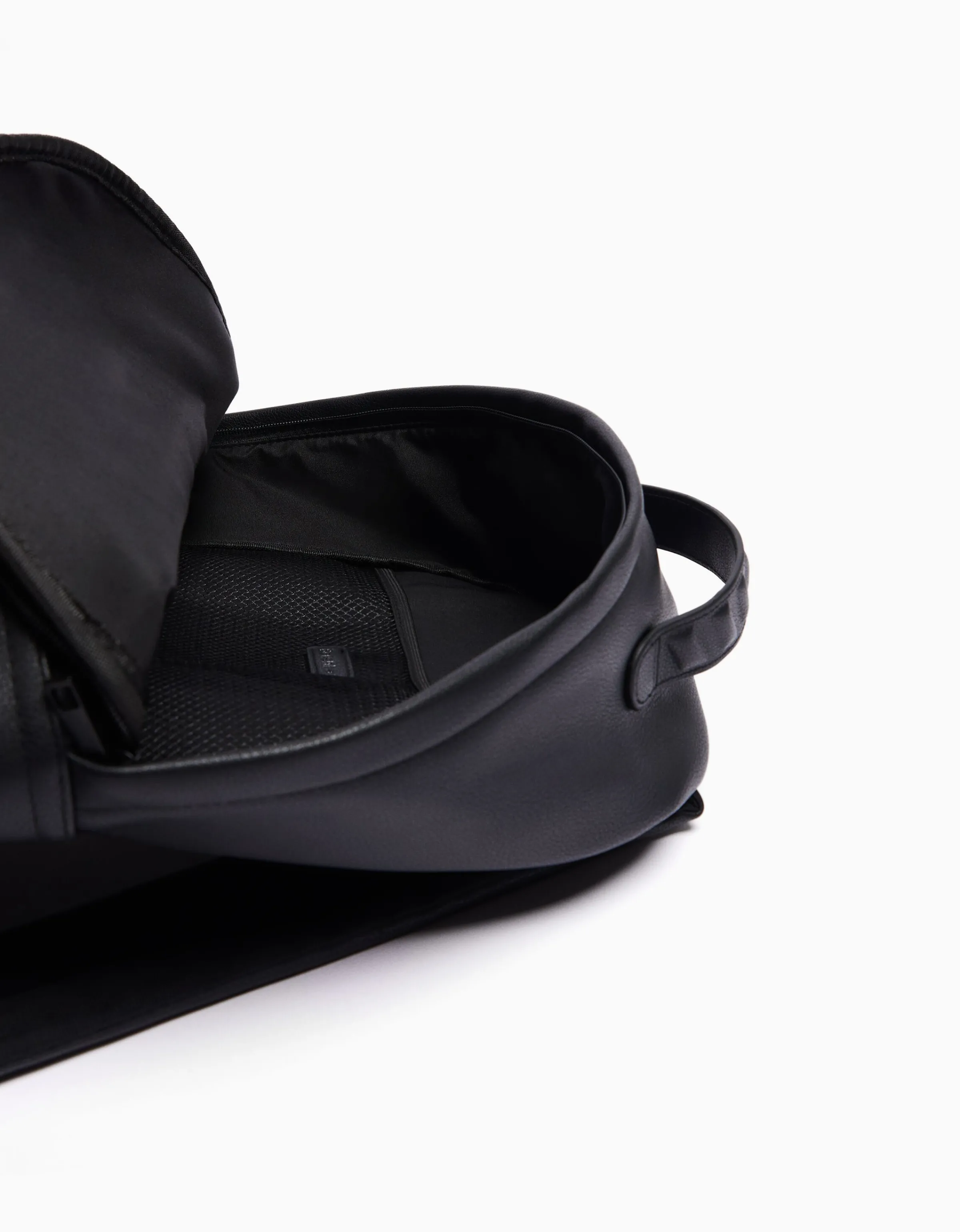 BERSHKA Mochila efecto piel Negro New