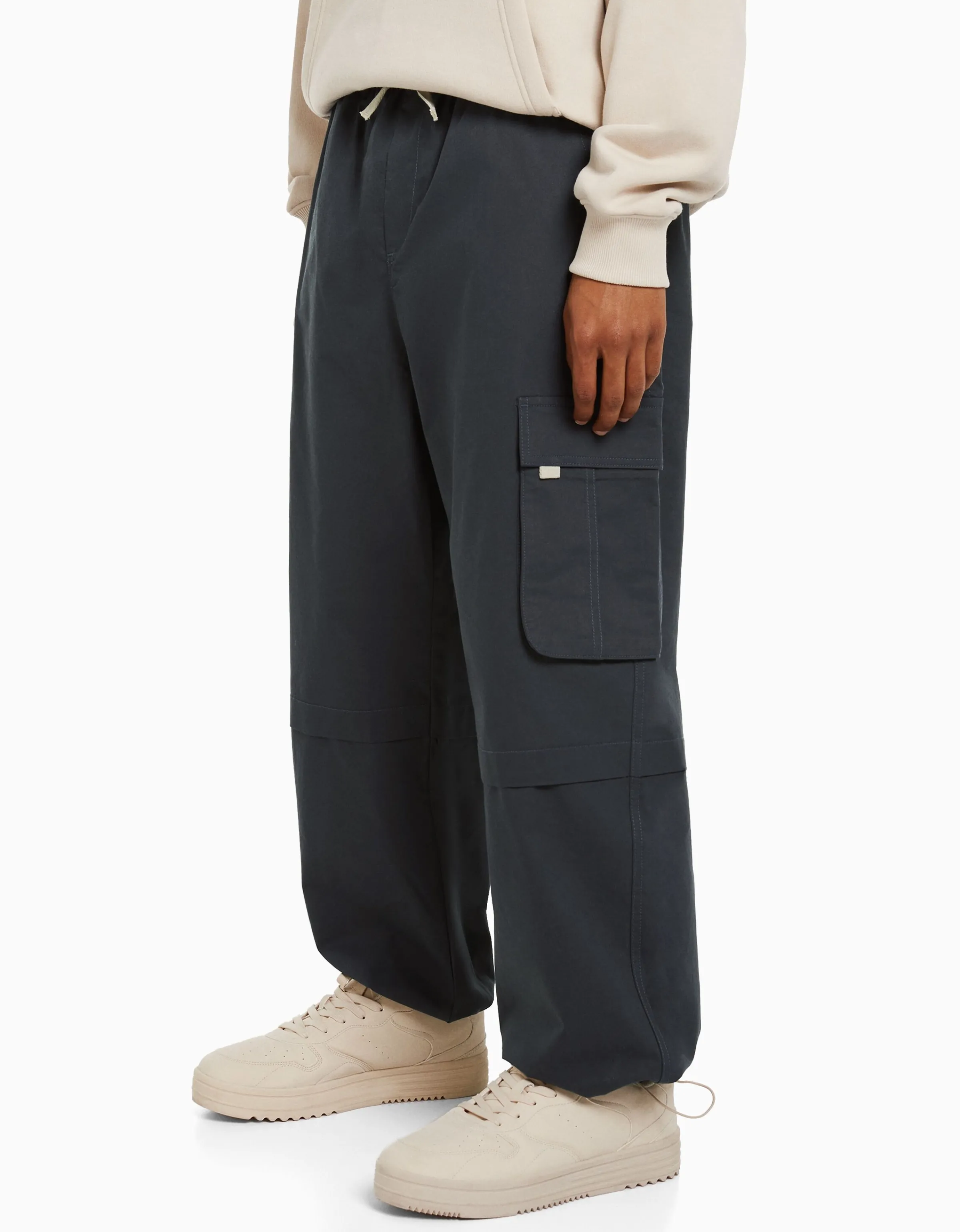BERSHKA Pantalón cargo parachute algodón Kaki Fashion