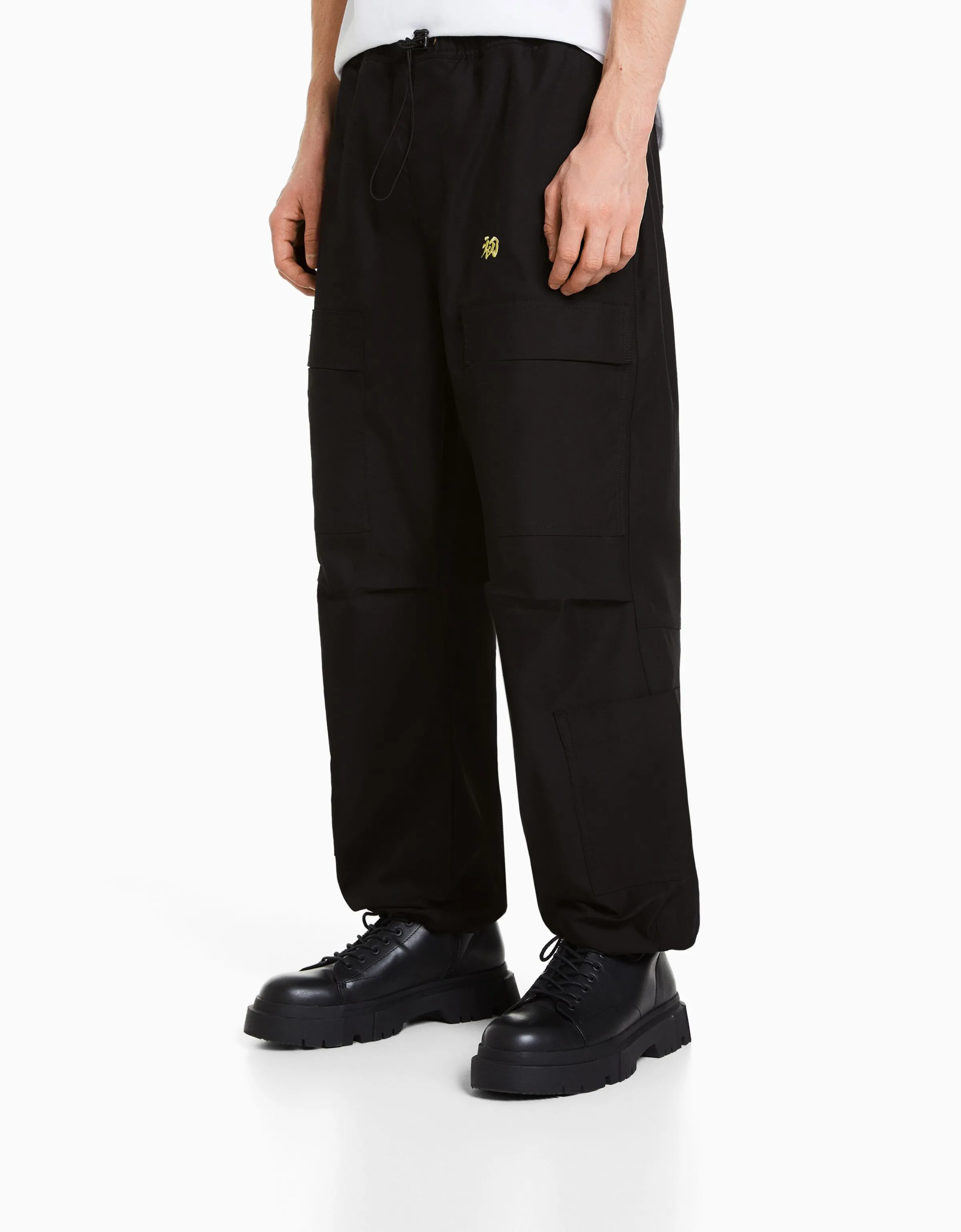 BERSHKA Pantalón parachute TOKYO REVENGERS Negro Best