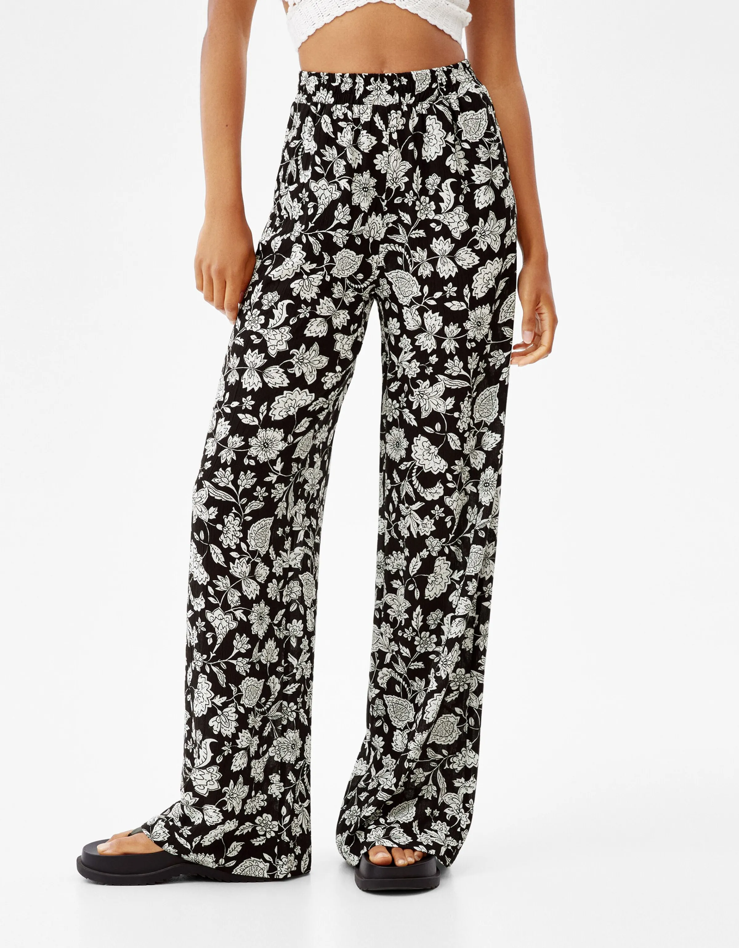 BERSHKA Pantalón wide leg bámbula print flores Blanco / Negro Outlet