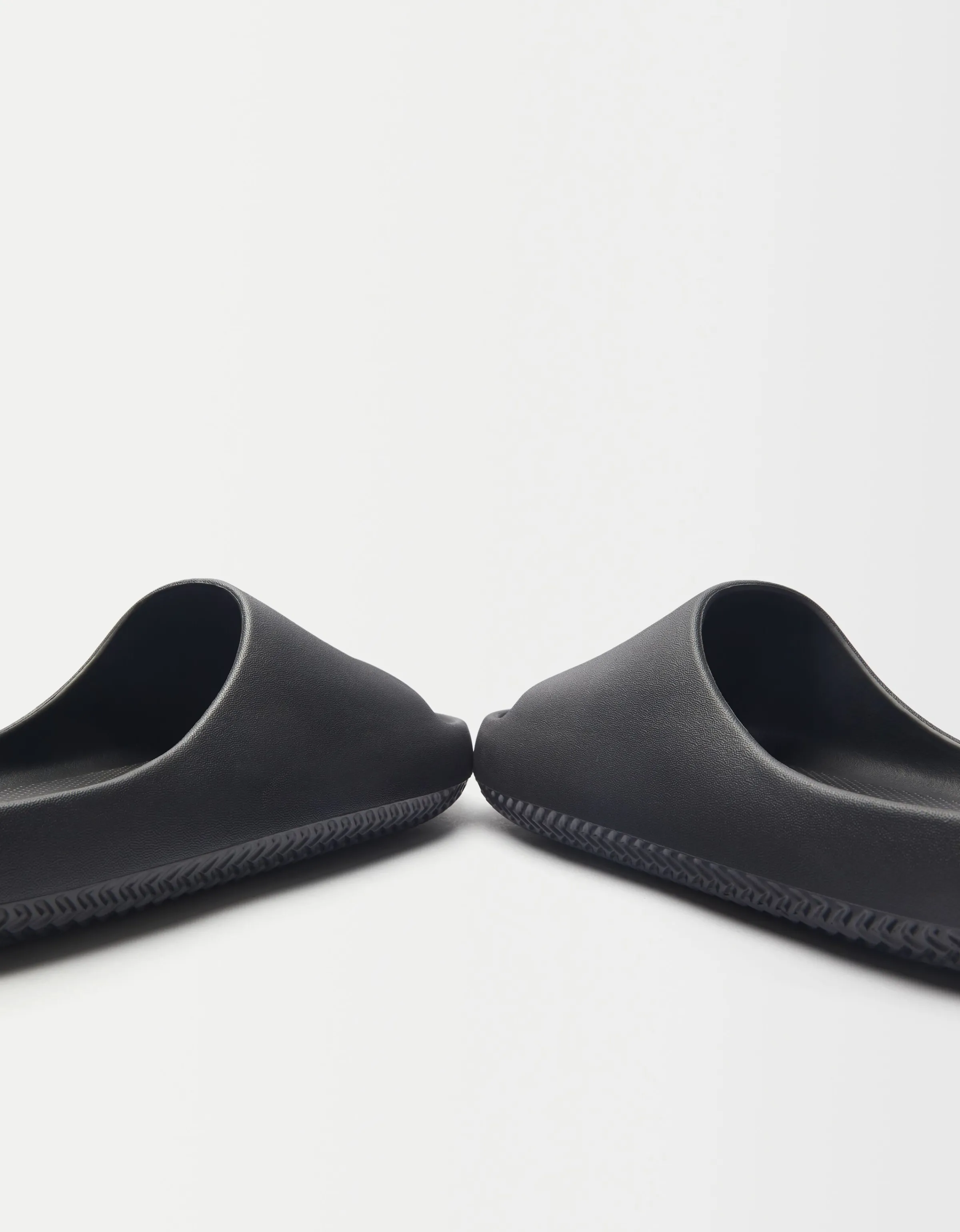 BERSHKA Sandalia plana textura hombre Arena Hot