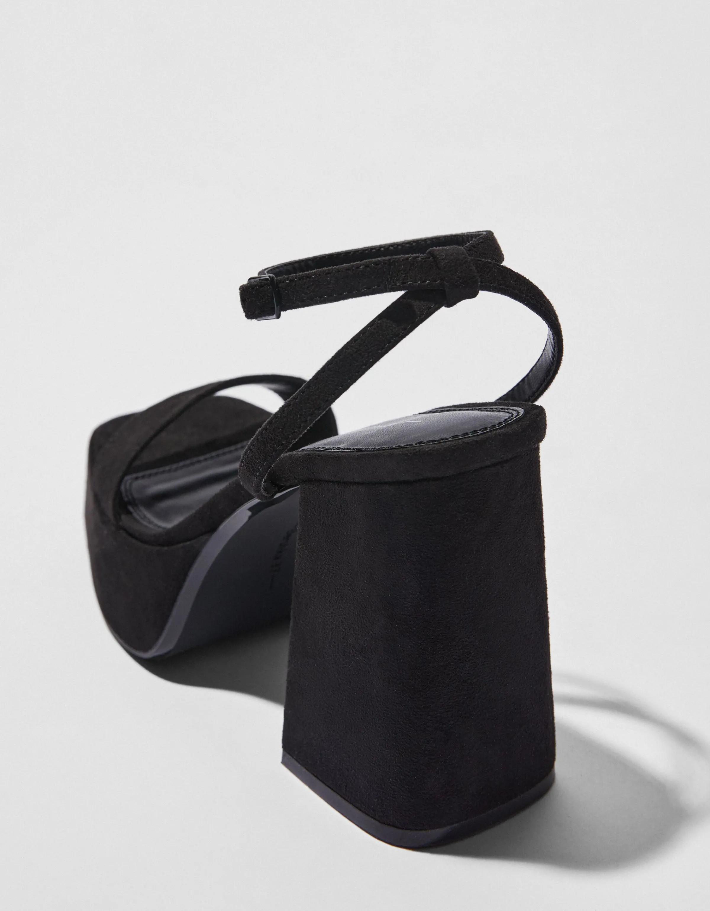 BERSHKA Sandalia tacón plataforma Negro Clearance