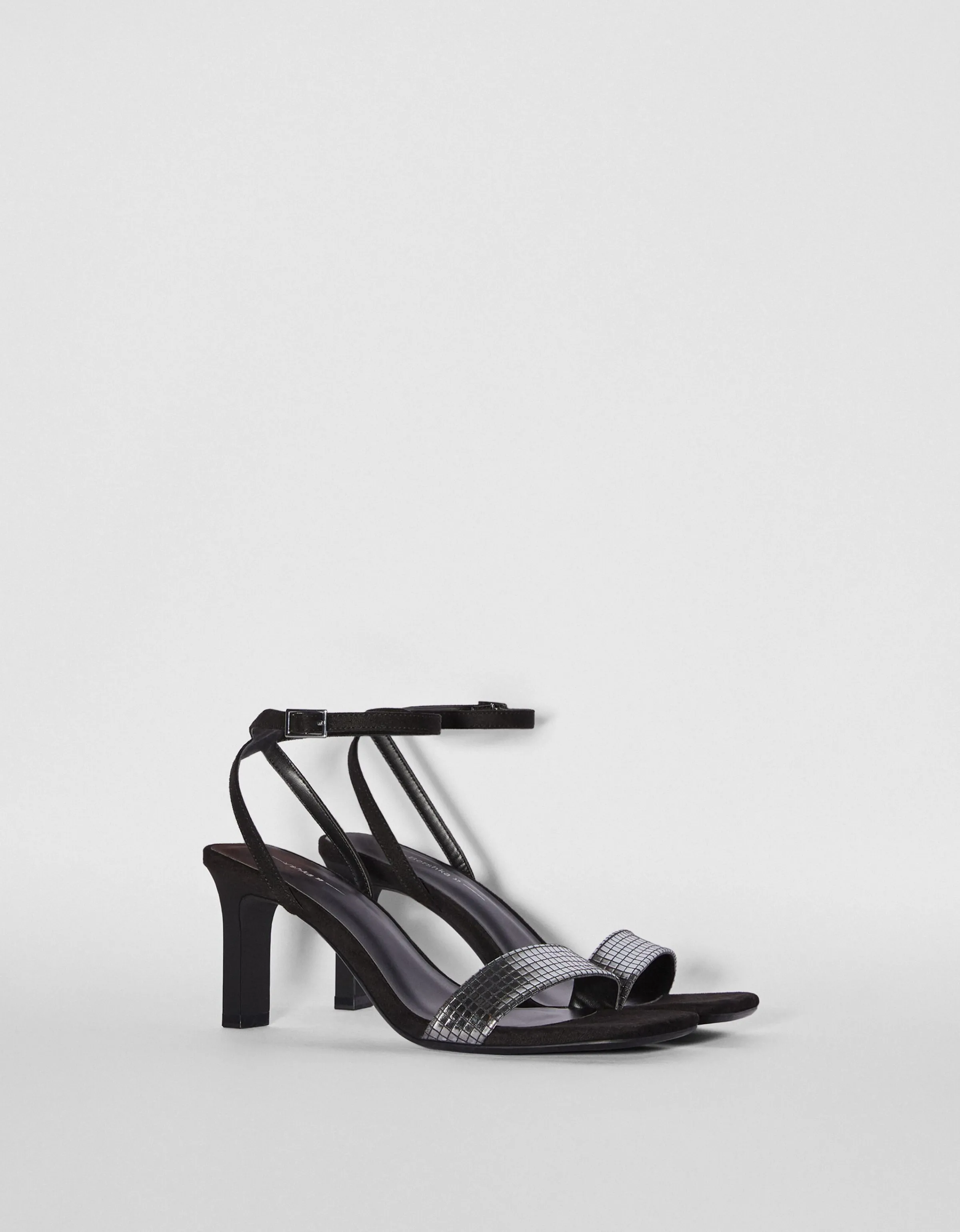 BERSHKA Sandalia tacón pulsera pala metalizada Negro Clearance
