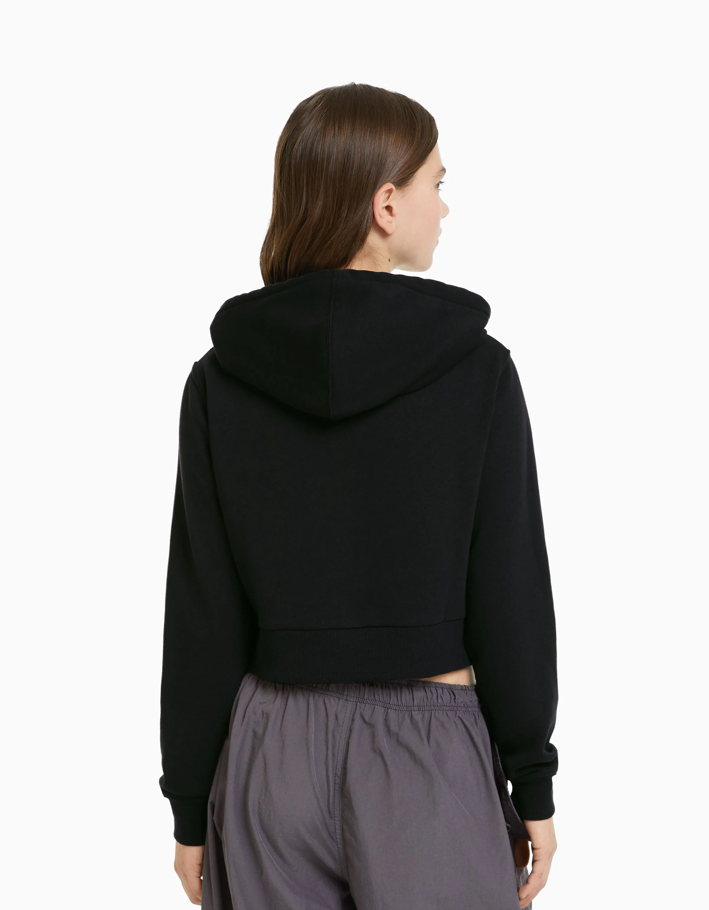 BERSHKA Sudadera cremallera capucha cropped Gris Store