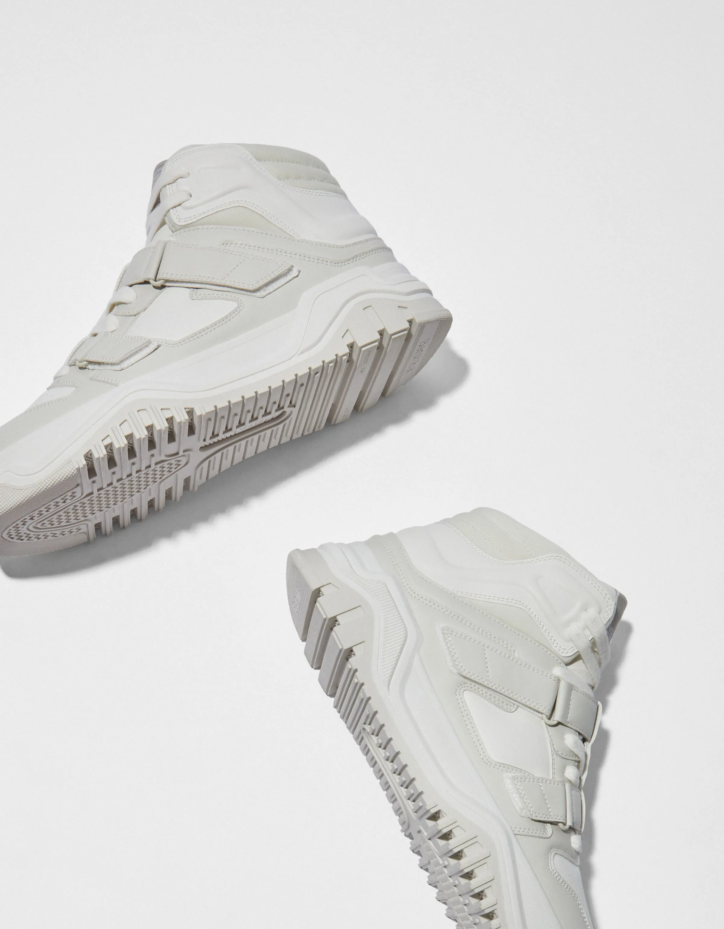 BERSHKA Zapatillas abotinadas detalle de tiras de quita y pon hombre Blanco Clearance