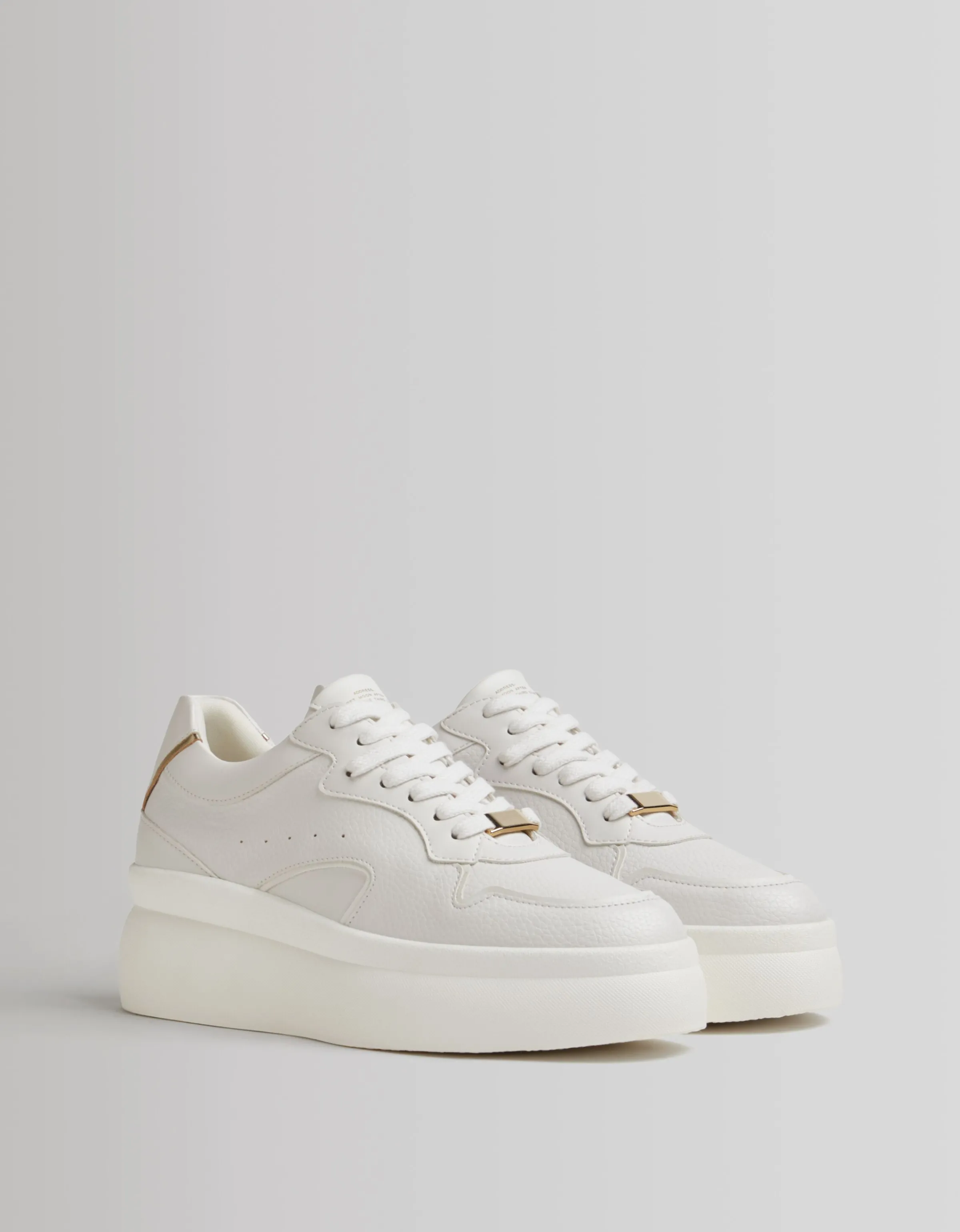BERSHKA Zapatillas plataforma adorno. Blanco Store