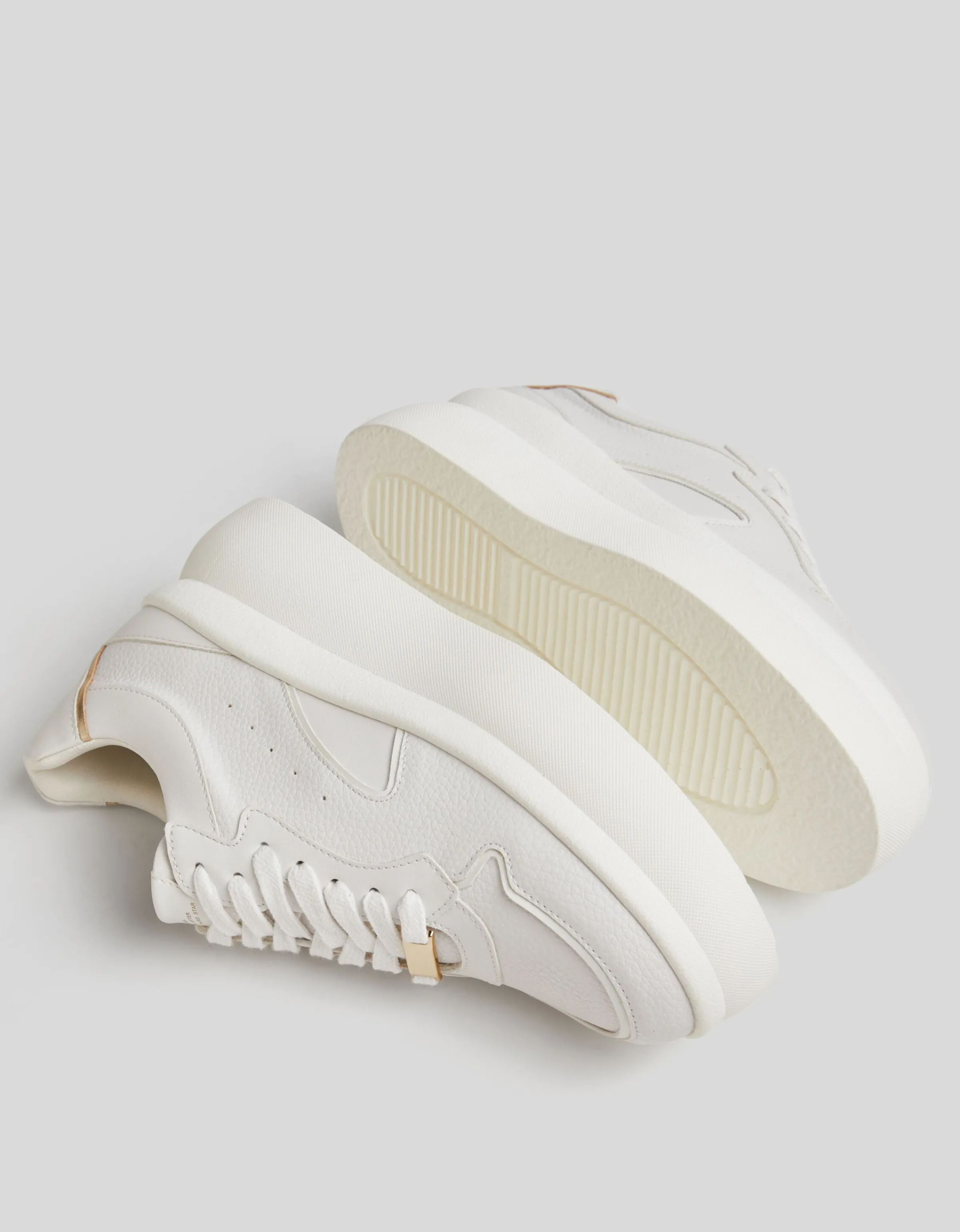 BERSHKA Zapatillas plataforma adorno. Blanco Store